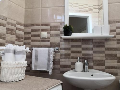 un baño con lavabo y espejo en apartman house Bjedov, en Povlja