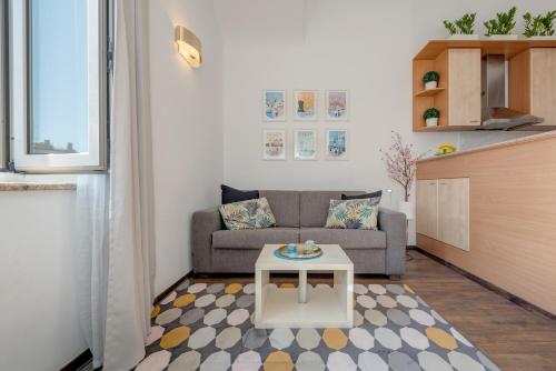 uma sala de estar com um sofá e uma mesa em Apartments Riva Lucija em Split