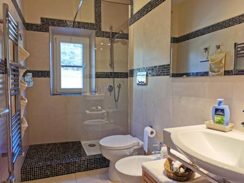 un bagno con lavandino, WC e vasca di Il Melograno a Castiglione della Pescaia