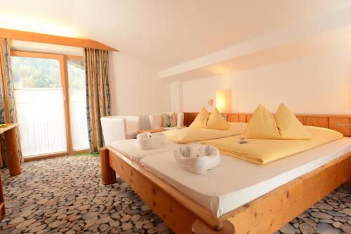 Ein Bett oder Betten in einem Zimmer der Unterkunft Hartweger's Hotel