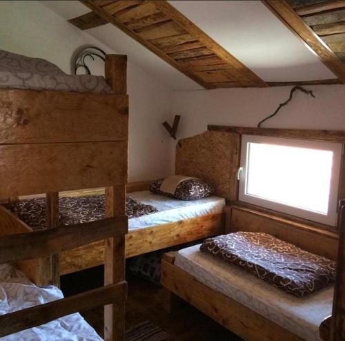 a room with two bunk beds and a window at Apartmani Pinkum in Veliko Gradište
