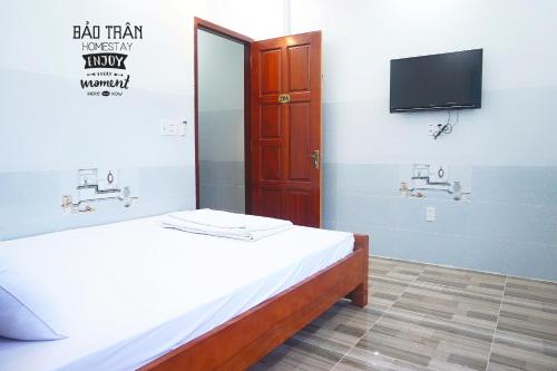 Katil atau katil-katil dalam bilik di Homestay Bảo Trân