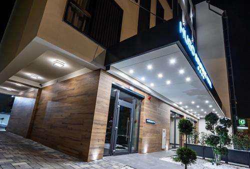 Hugo Hotel — Facade/entrance