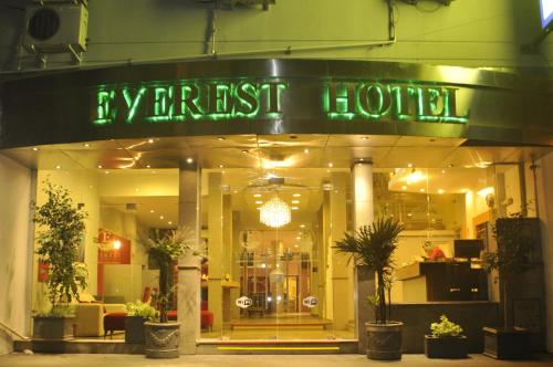 a hotel with a green neon sign in front of it at Hotel Everest in Córdoba