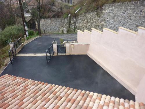 an overhead view of a patio with a pool of water at Villa du soleil levant in Apt