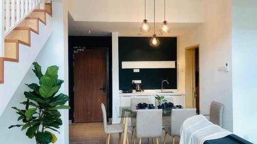 a kitchen and dining room with a table and chairs at Kuantan Imperium by Glex in Kuantan
