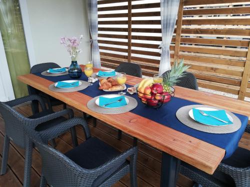 比奧格勒納莫魯的住宿－Mobile home Blue Lagoon，一张木桌,上面放着一碗水果