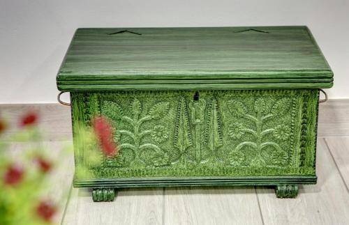 a greenasket sitting on top of a wooden floor at Villa Fortuna in Mostar