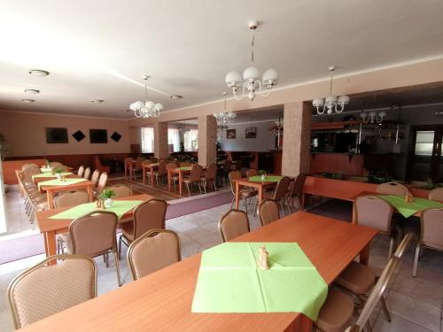 Reštaurácia alebo iné gastronomické zariadenie v ubytovaní Hotel Spojar