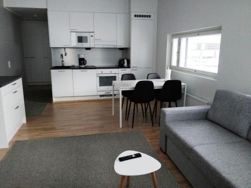 un soggiorno con divano e tavolo di Niittylä Apartments a Rovaniemi