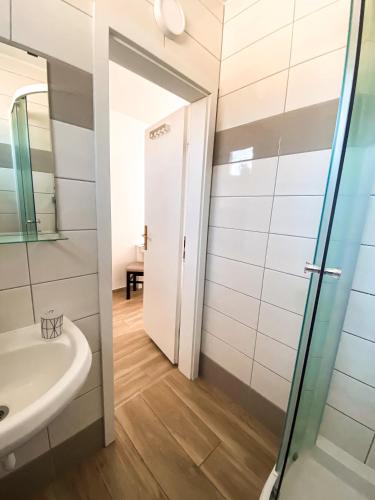 a bathroom with a sink and a mirror at Studio apartmani Alex Doll in Novalja