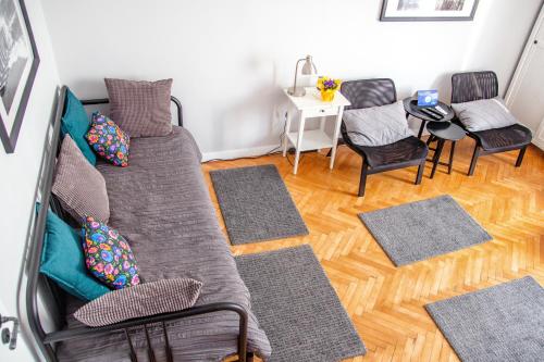 salon z kanapą i dywanami w obiekcie AL-DOM apartamenty Apartament Stary Park w Kołobrzegu