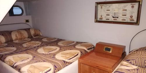 a small bedroom with two beds and a wooden table at Gianetti 50' HT in Sorrento