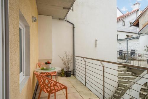 a balcony with a table and chairs on it at Seenaah auf der Insel Lindau Nr 8 in Lindau