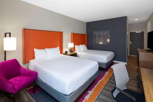 La Quinta by Wyndham Greensboro Airport High Point tesisinde bir odada yatak veya yataklar