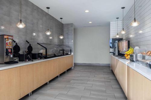 Кухня или мини-кухня в La Quinta by Wyndham Greensboro Airport High Point
