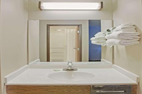 Un baño de Baymont Inn & Suites Richmond