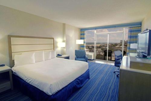 Säng eller sängar i ett rum på Wyndham Virginia Beach Oceanfront