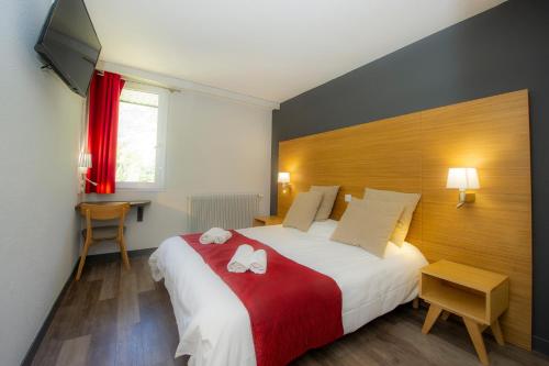 une chambre avec un grand lit avec une couverture rouge dans l'établissement Village vacances de Marc, à Auzat