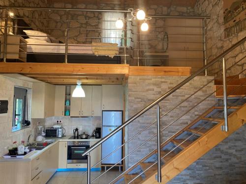 una cocina con una escalera que conduce a un loft en Sun Castle Houses en Drymon
