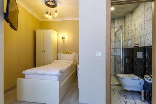 イスタンブールにあるGermenicia Hotelのバスルーム(ベッド1台、バスタブ、シンク付)