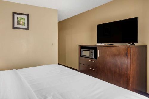 a hotel room with a bed and a flat screen tv at Comfort Inn Paducah I-24 in Paducah
