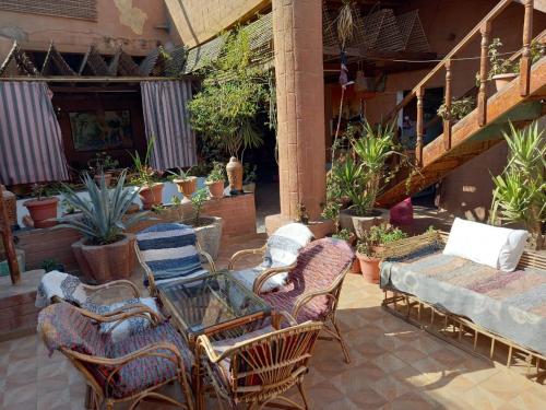 un patio al aire libre con sillas, una mesa de cristal y un tocador en Happy Land Luxor, en Luxor