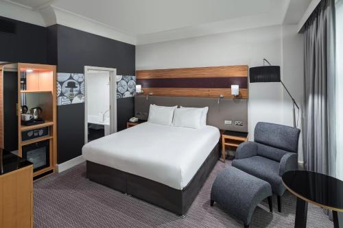 una camera con letto, scrivania e sedia di Crowne Plaza Nottingham, an IHG Hotel a Nottingham