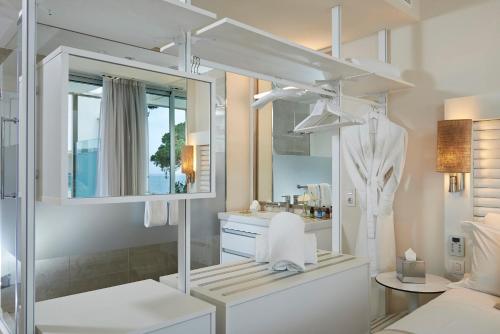 Un baño de ME Ibiza - The Leading Hotels of the World