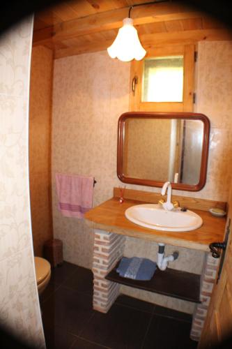 y baño con lavabo y espejo. en Vivienda Vacacional Los Picuos - Casas de los Picos, en Robriguero