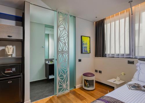 Postel nebo postele na pokoji v ubytování Ultra Tel Aviv Boutique Hotel