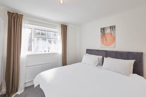 um quarto branco com uma cama grande e uma janela em Host & Stay - Dacama at Dene Grove em Darlington