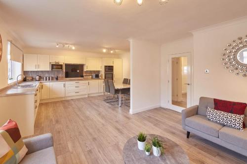 uma cozinha e sala de estar com um sofá e uma mesa em Host & Stay - Dacama at Dene Grove em Darlington