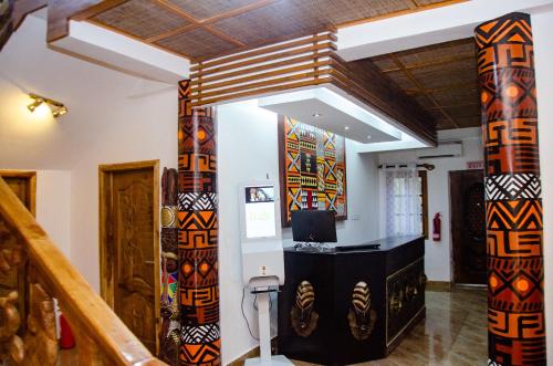 ein Zimmer mit zwei großen Totempfählen in einem Raum in der Unterkunft Ike's Cultural Village in Kumasi