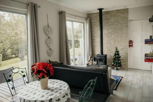 ein Wohnzimmer mit Sofa und Weihnachtsbaum in der Unterkunft The Cottage on the Corner in Himeville