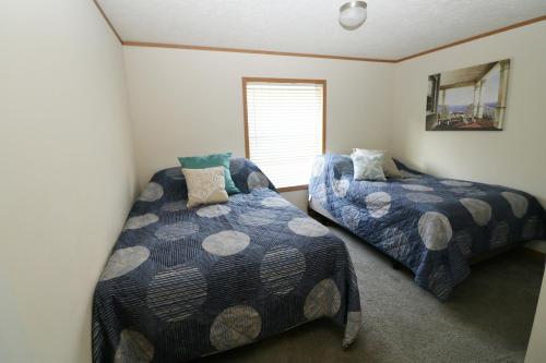 um quarto com 2 camas e uma janela em Island Club #111 em Put-in-Bay