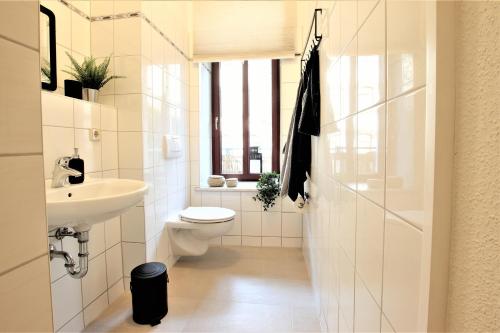 Ένα μπάνιο στο Apartment Waldstraßenviertel