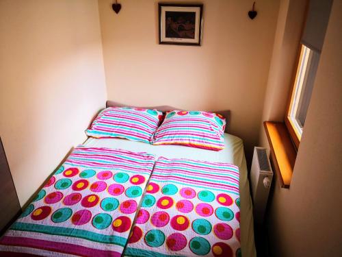 - un lit dans une chambre avec 2 oreillers dans l'établissement Apartman SARA Babanovac Vlašić, à Travnik