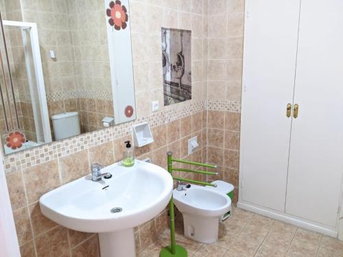 un baño con lavabo e inodoro en Estepona primera línea de playa, apartamento 2-4 personas, en Estepona