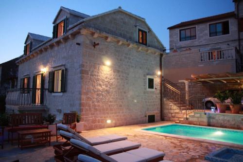 Bazén v ubytování Holiday Home Sumartin (626-1) nebo v jeho okolí