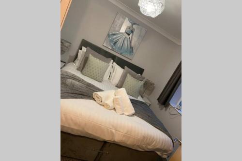 een slaapkamer met een bed met een foto aan de muur bij The Mowbray in Harrogate