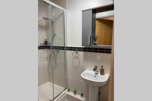 une salle de bain avec un lavabo et une douche dans l'établissement The Mowbray, à Harrogate