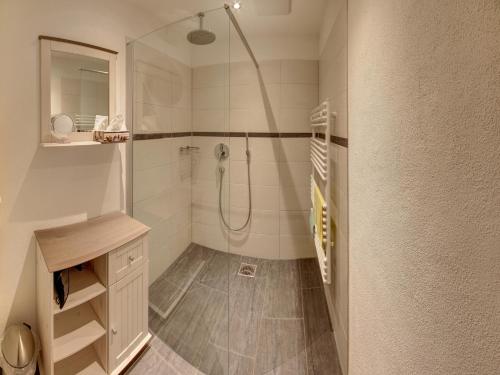 La salle de bains est pourvue d'une douche et d'un lavabo. dans l'établissement Neuhaushof - Chiemgau Karte, à Inzell