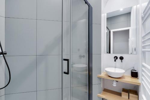 Koupelna v ubytování Pick A Flat's Apartment in Neuilly sur Seine - Avenue Charles de Gaulle