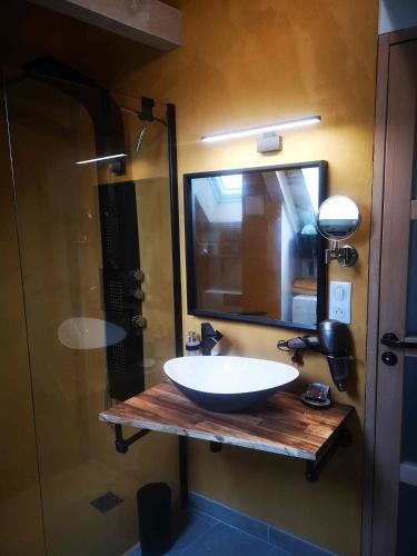 une salle de bain avec un lavabo blanc et un miroir dans l'établissement Le Buron des Loups, à Soulages-Bonneval