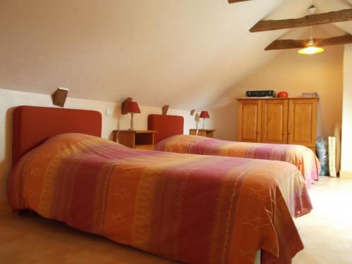 um quarto com 2 camas e uma cómoda em gîtes des abeilles em Saignes