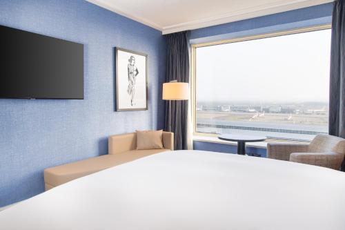 Televisyen dan/atau pusat hiburan di Sofitel London Gatwick