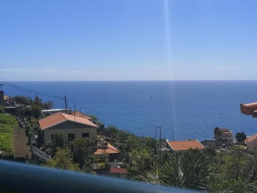 Uma vista do mar geral ou uma vista do mar a partir do apartamento