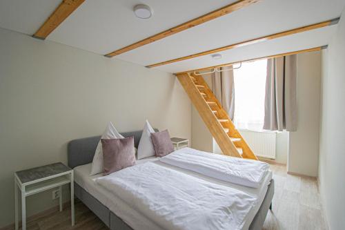 プラハにあるSightseeing apartment by Ruterraのベッドルーム1室(ベッド1台付)、階段