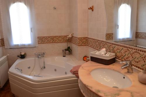 Bilik mandi di Villa Balneari Resort Casa de vacances familiar